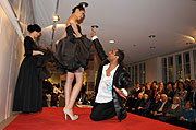 Modenschau der Deutschen Meisterschule für Mode zum Thema Silhouettenwechsel am Abend des 21.01.2010 (©Foto: Ingrid Grossmann)